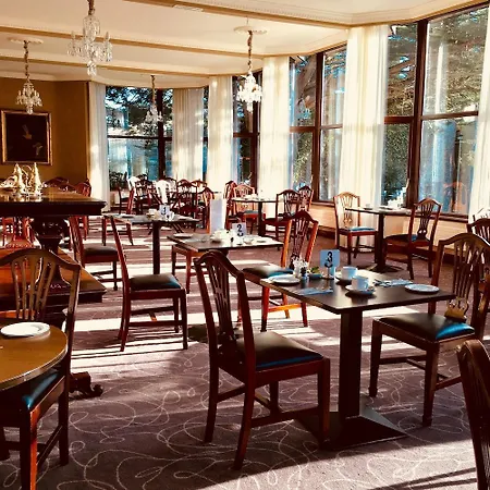 فندق Twin Trees 3*